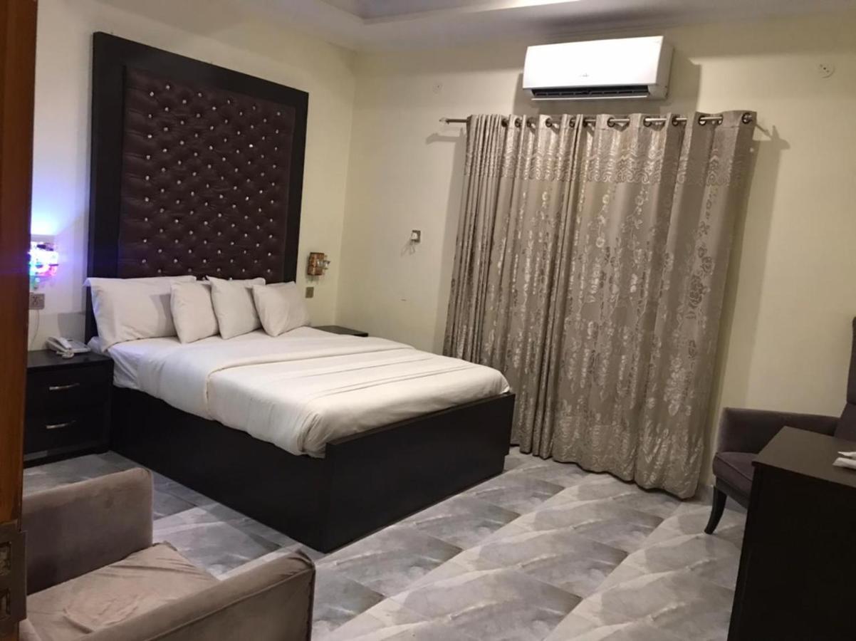 Hotel S.R. Lounge Multan Dış mekan fotoğraf