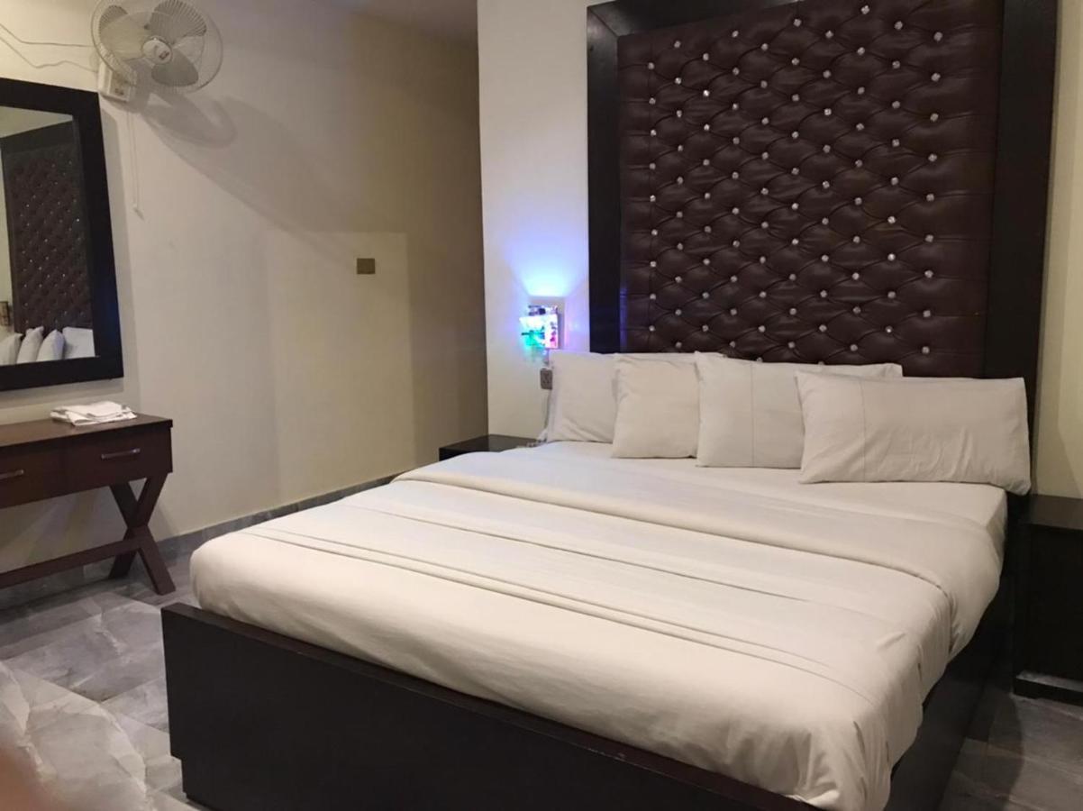 Hotel S.R. Lounge Multan Dış mekan fotoğraf