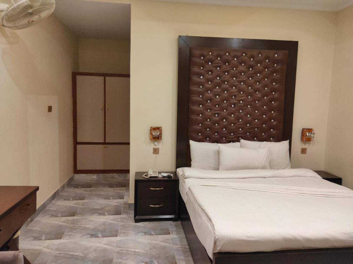 Hotel S.R. Lounge Multan Dış mekan fotoğraf
