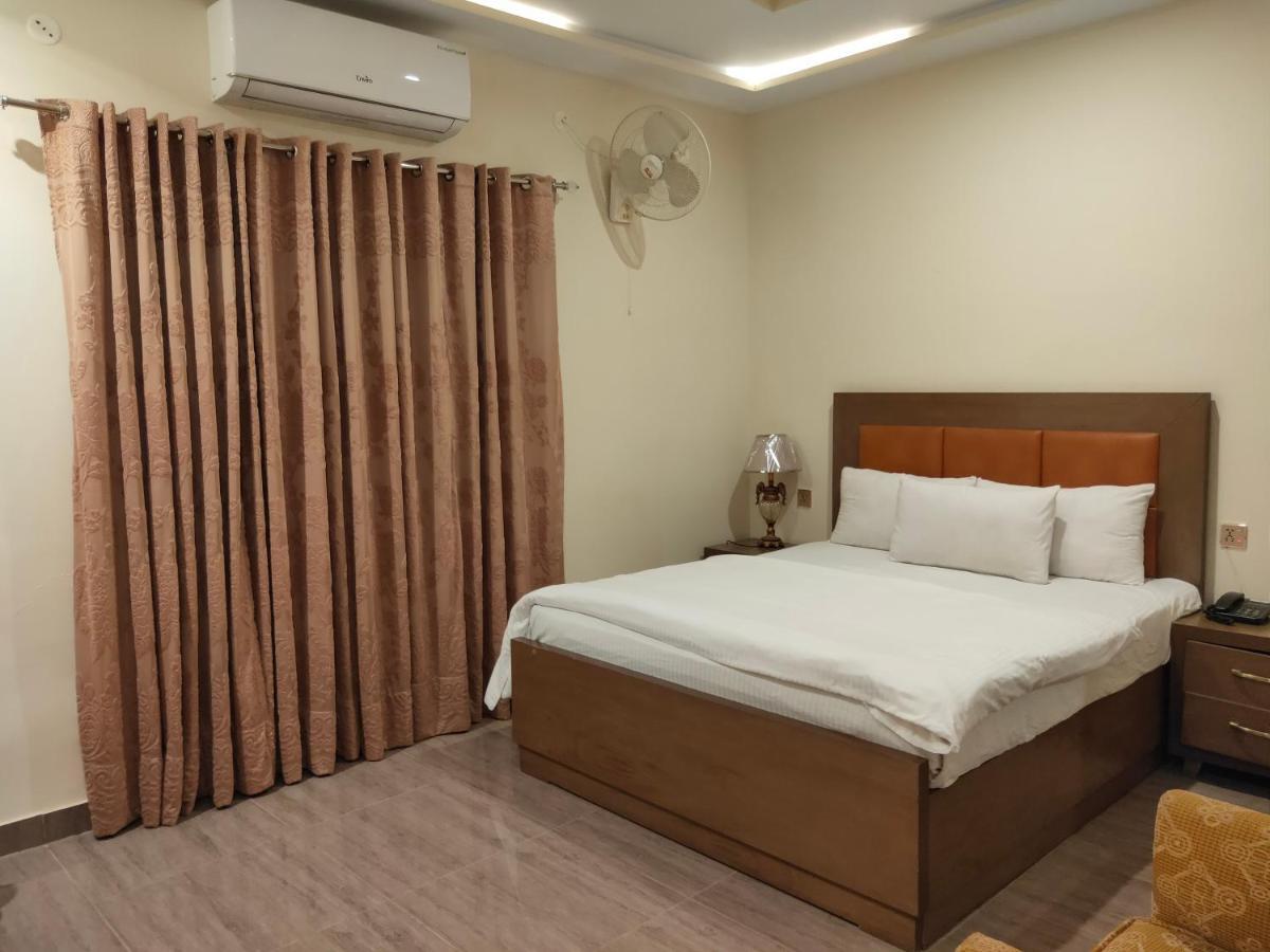 Hotel S.R. Lounge Multan Dış mekan fotoğraf
