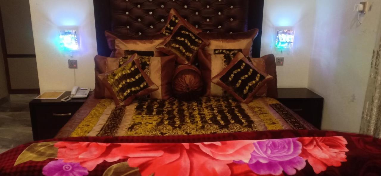 Hotel S.R. Lounge Multan Dış mekan fotoğraf