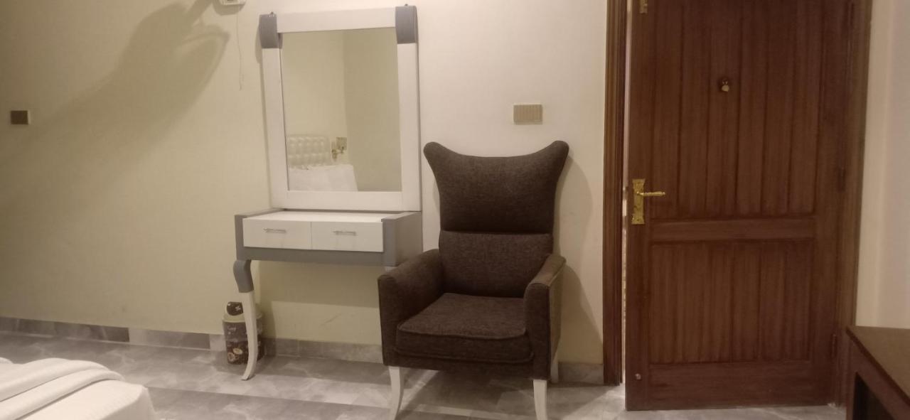 Hotel S.R. Lounge Multan Dış mekan fotoğraf